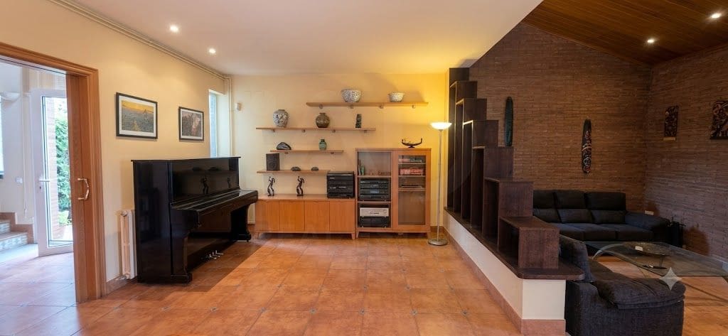4 slaapkamer Huis te koop in Olerdola met zwembad garage - € 545.000 (Ref: 10110402)