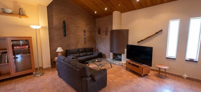 4 slaapkamer Huis te koop in Can Trabal, Olèrdola met zwembad garage - € 545.000 (Ref: 10110402)