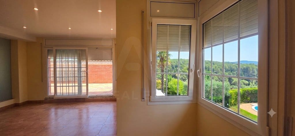 4 slaapkamer Huis te koop in Olerdola met zwembad garage - € 545.000 (Ref: 10110402)