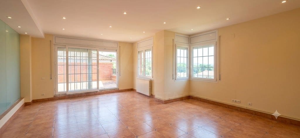 4 slaapkamer Huis te koop in Olerdola met zwembad garage - € 545.000 (Ref: 10110402)