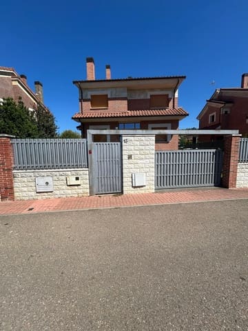 Chalet de 4 habitaciones en León ciudad en alquiler con garaje - 1.500 € (Ref: 10113321)