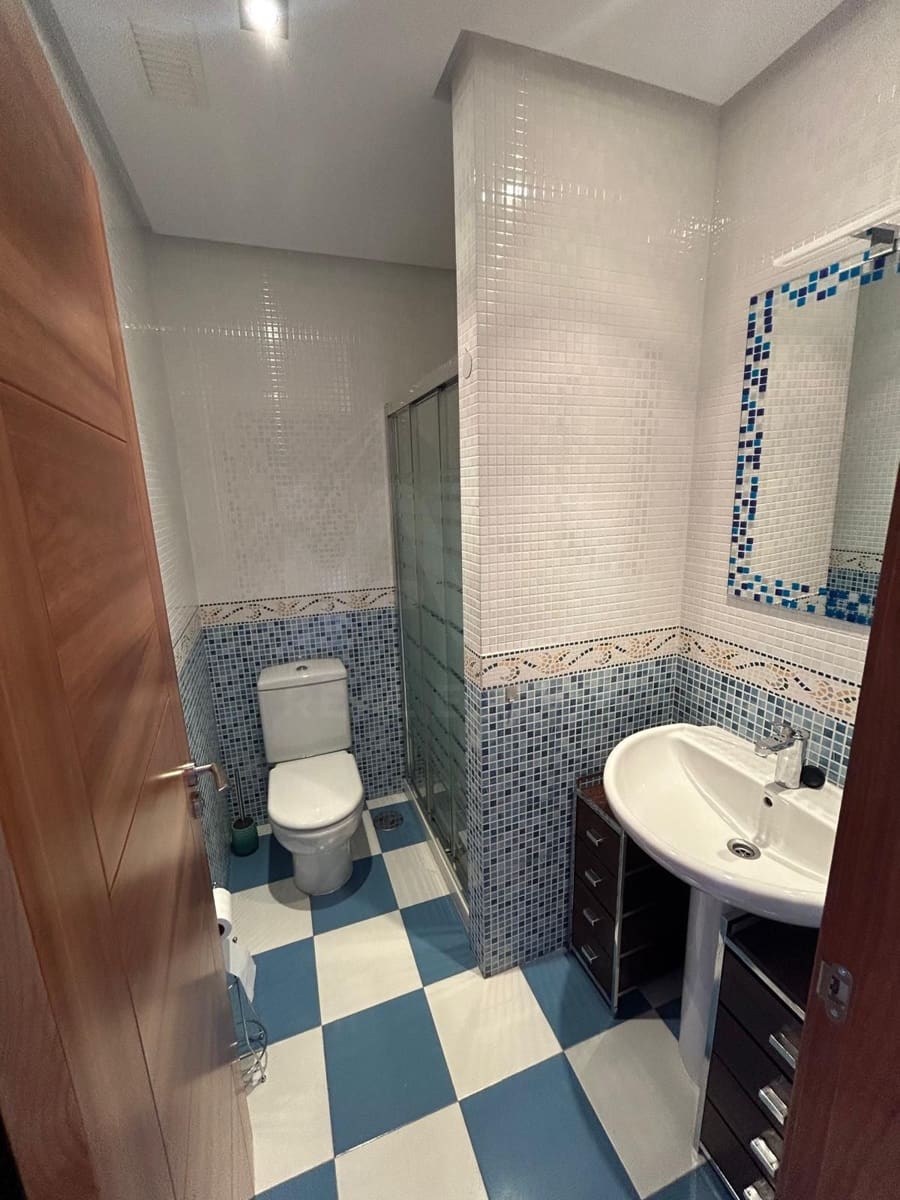 Chalet de 4 habitaciones en León ciudad en alquiler con garaje - 1.500 € (Ref: 10113321)