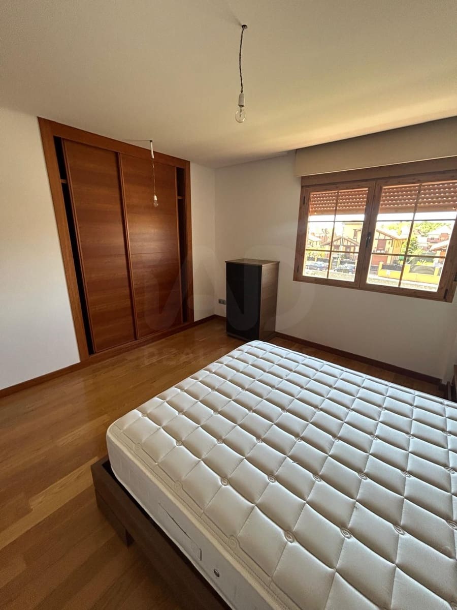 Chalet de 4 habitaciones en León ciudad en alquiler con garaje - 1.500 € (Ref: 10113321)