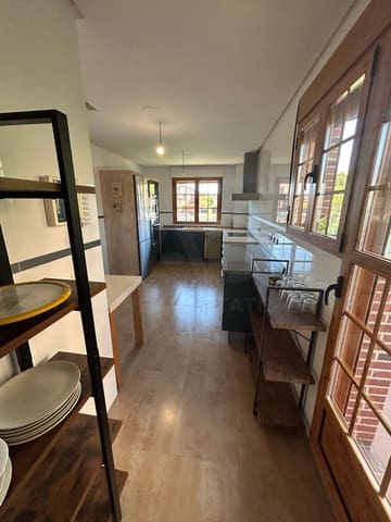 Chalet de 4 habitaciones en León ciudad en alquiler con garaje - 1.500 € (Ref: 10113321)