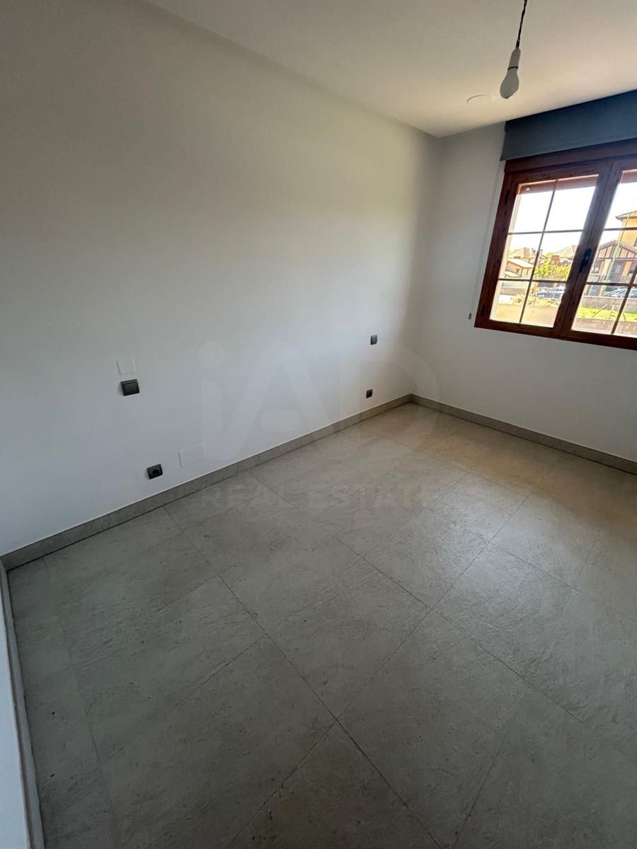 Chalet de 4 habitaciones en León ciudad en alquiler con garaje - 1.500 € (Ref: 10113321)