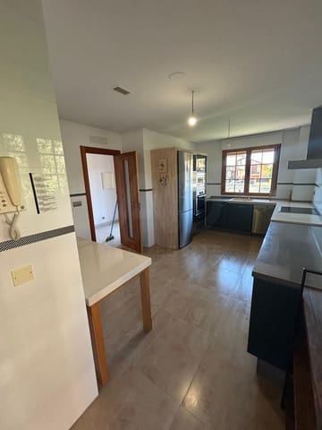 4 soverom Villa til leie i Leon by med garasje - € 1 500 (Ref: 10113321)