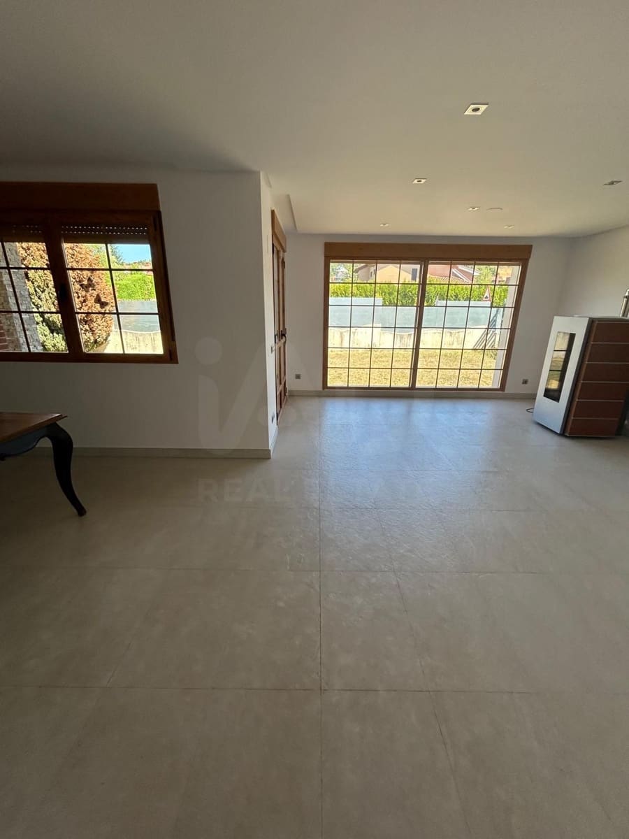 Chalet de 4 habitaciones en León ciudad en alquiler con garaje - 1.500 € (Ref: 10113321)