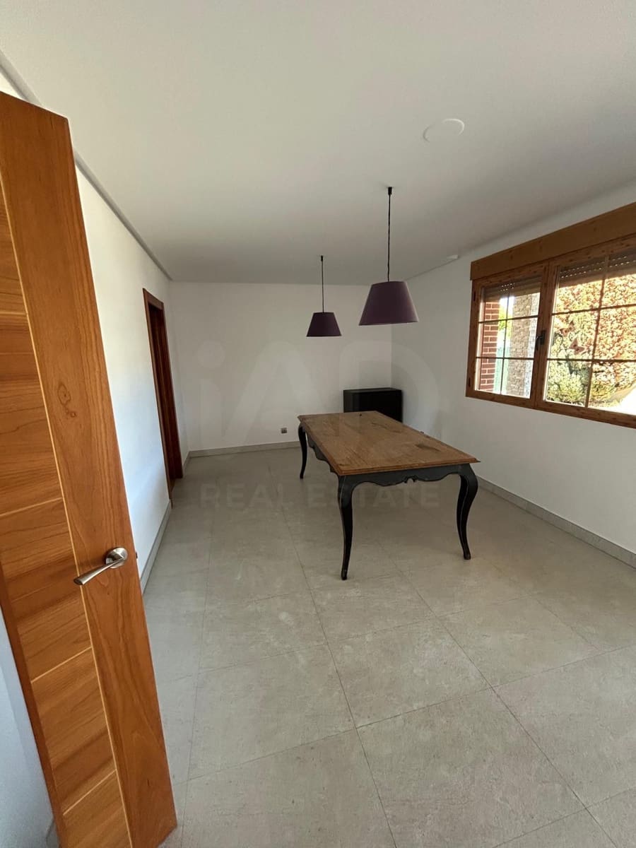 Chalet de 4 habitaciones en León ciudad en alquiler con garaje - 1.500 € (Ref: 10113321)