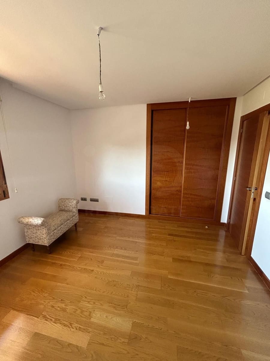 Chalet de 4 habitaciones en León ciudad en alquiler con garaje - 1.500 € (Ref: 10113321)