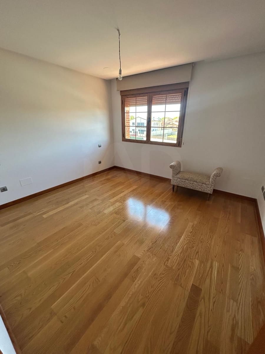 Chalet de 4 habitaciones en León ciudad en alquiler con garaje - 1.500 € (Ref: 10113321)
