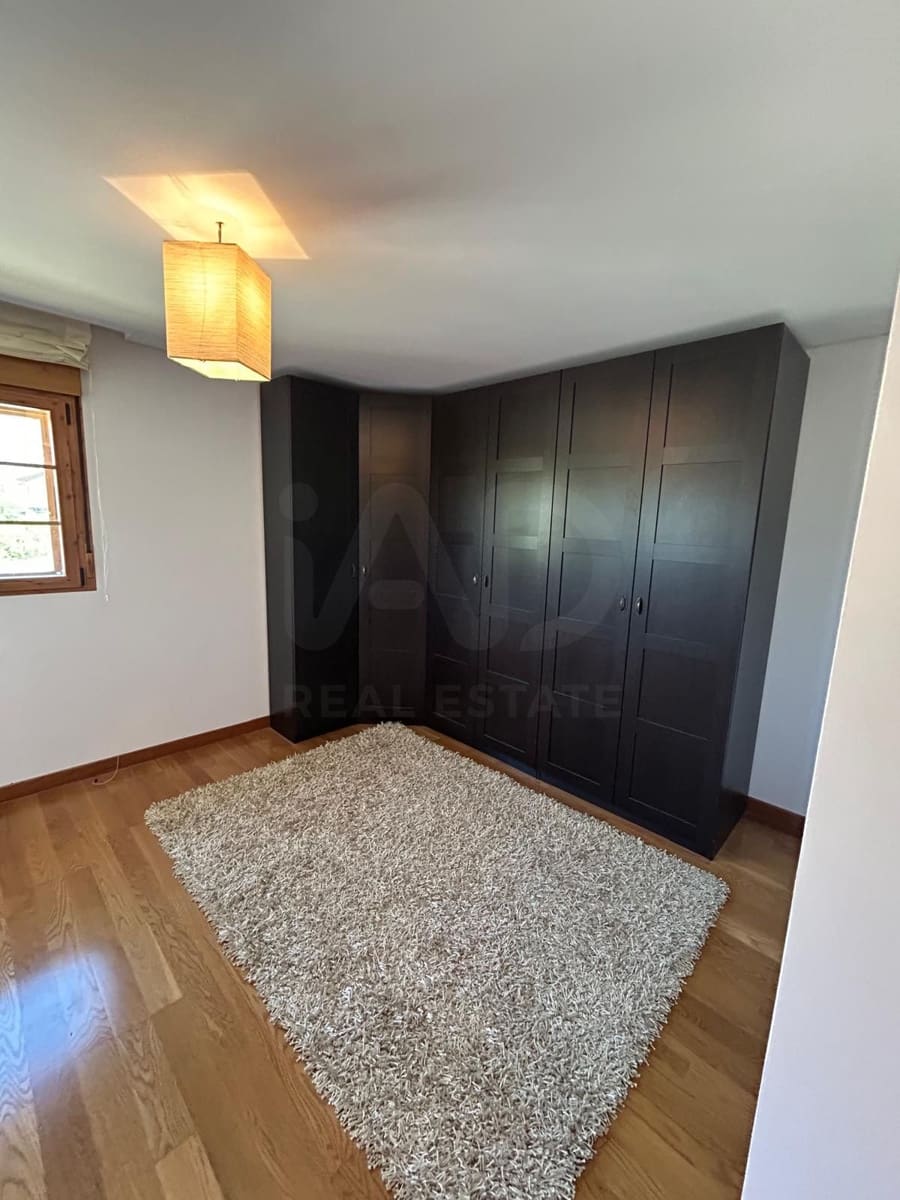 Chalet de 4 habitaciones en León ciudad en alquiler con garaje - 1.500 € (Ref: 10113321)