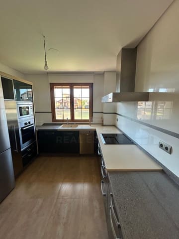 4 soverom Villa til leie i Leon by med garasje - € 1 500 (Ref: 10113321)