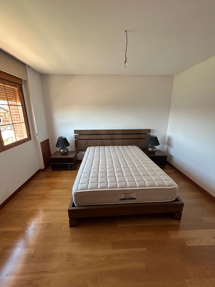 Chalet de 4 habitaciones en León ciudad en alquiler con garaje - 1.500 € (Ref: 10113321)