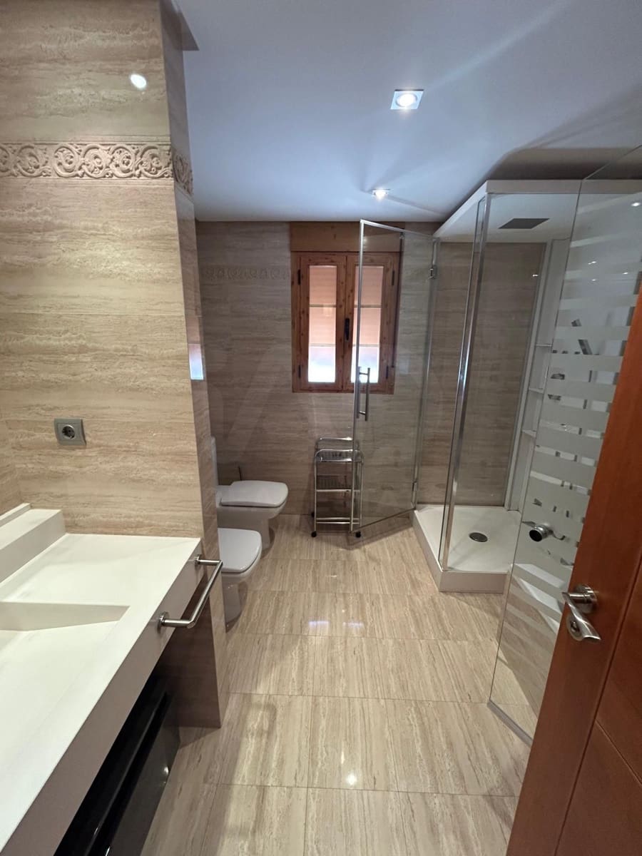 Chalet de 4 habitaciones en León ciudad en alquiler con garaje - 1.500 € (Ref: 10113321)