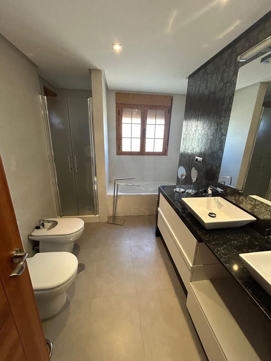 Chalet de 4 habitaciones en León ciudad en alquiler con garaje - 1.500 € (Ref: 10113321)