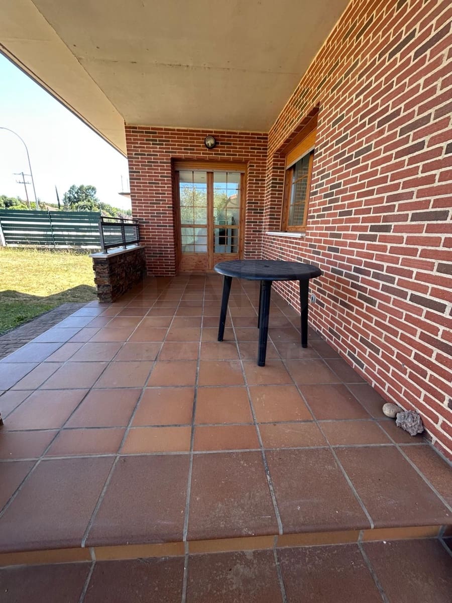 Chalet de 4 habitaciones en León ciudad en alquiler con garaje - 1.500 € (Ref: 10113321)