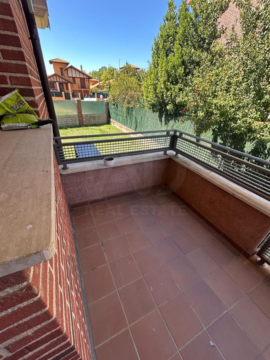 Chalet de 4 habitaciones en León ciudad en alquiler con garaje - 1.500 € (Ref: 10113321)