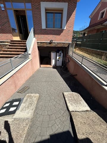 4 soverom Villa til leie i Leon by med garasje - € 1 500 (Ref: 10113321)