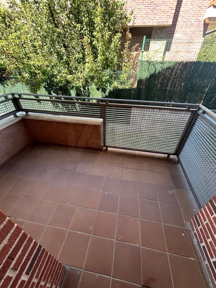 Chalet de 4 habitaciones en León ciudad en alquiler con garaje - 1.500 € (Ref: 10113321)
