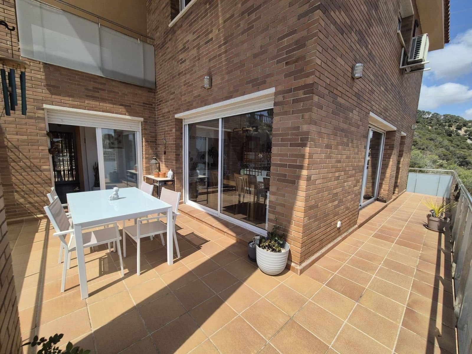 4 bedroom Townhouse for sale in Cubelles with garage - € 399,990 (Ref: 10114566)