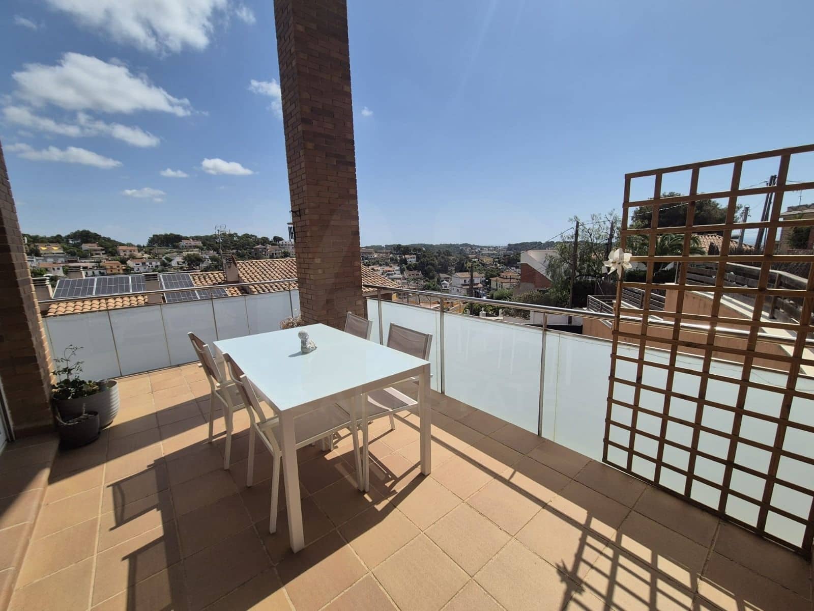 4 bedroom Townhouse for sale in Cubelles with garage - € 399,990 (Ref: 10114566)