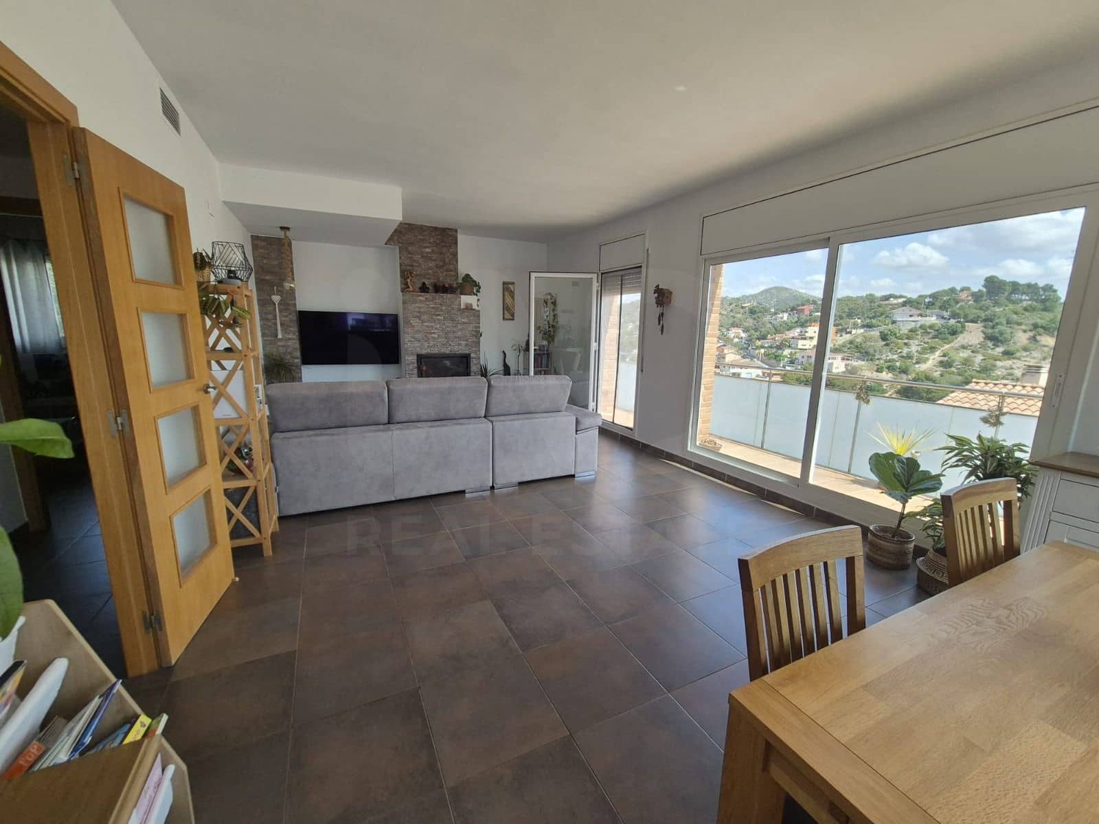 4 bedroom Townhouse for sale in Cubelles with garage - € 399,990 (Ref: 10114566)
