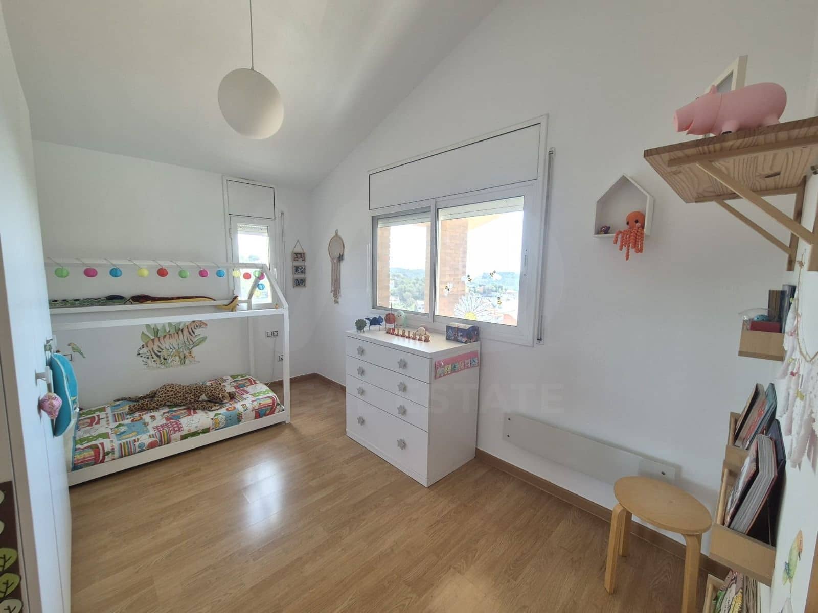 4 bedroom Townhouse for sale in Cubelles with garage - € 399,990 (Ref: 10114566)