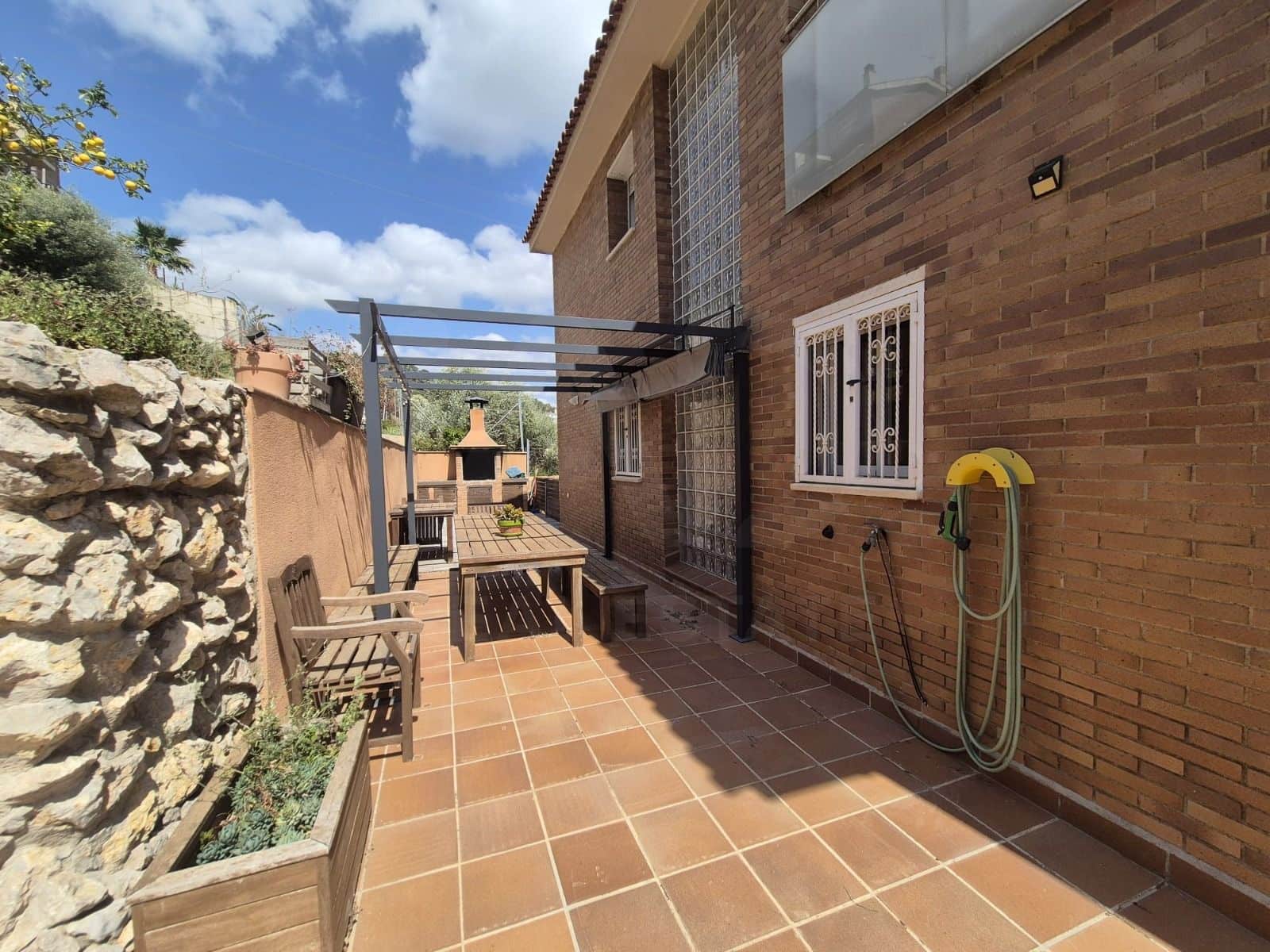 4 bedroom Townhouse for sale in Cubelles with garage - € 399,990 (Ref: 10114566)
