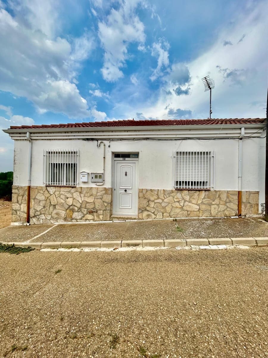 3 bedroom Townhouse for sale in Roperuelos del Paramo with garage - € 35,000 (Ref: 10114602)