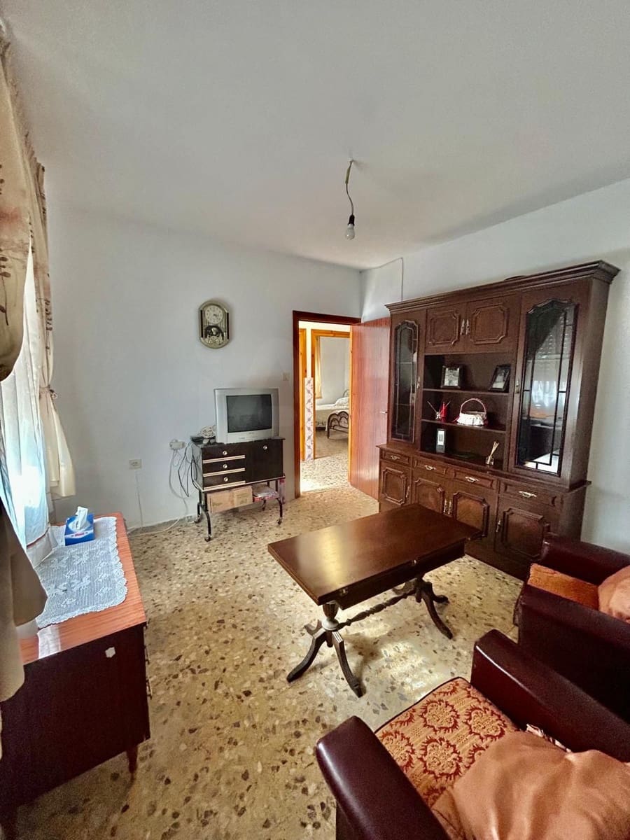 3 bedroom Townhouse for sale in Roperuelos del Paramo with garage - € 35,000 (Ref: 10114602)