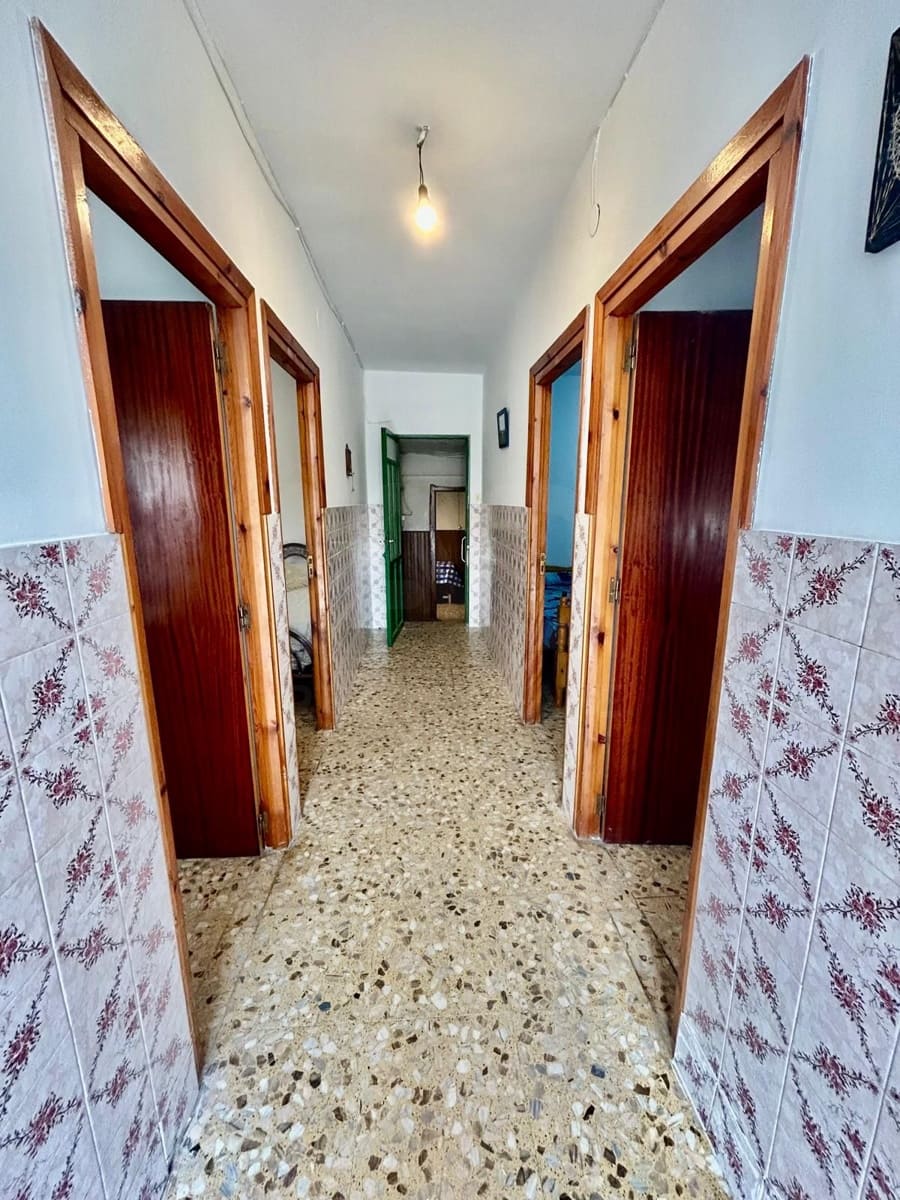 3 bedroom Townhouse for sale in Roperuelos del Paramo with garage - € 35,000 (Ref: 10114602)