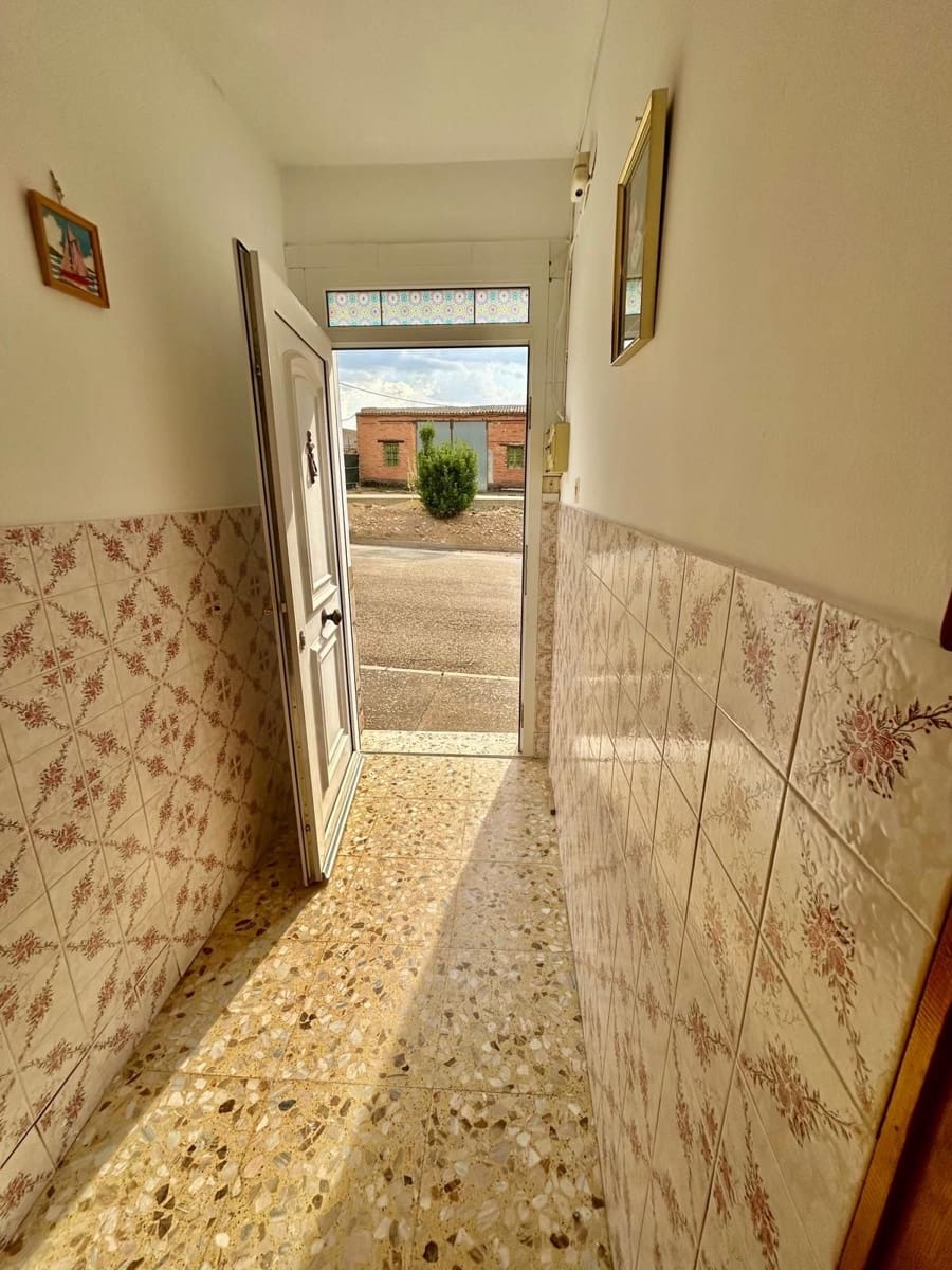 3 bedroom Townhouse for sale in Roperuelos del Paramo with garage - € 35,000 (Ref: 10114602)