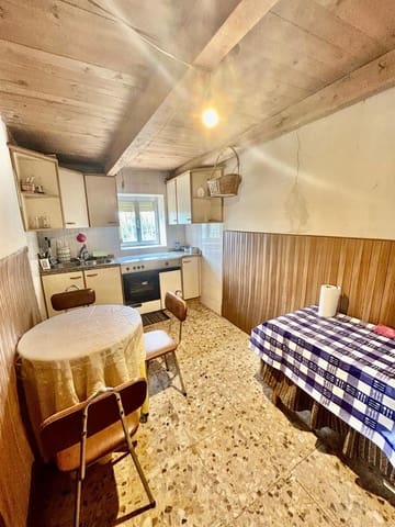 3 bedroom Townhouse for sale in Roperuelos del Páramo with garage - € 35,000 (Ref: 10114602)