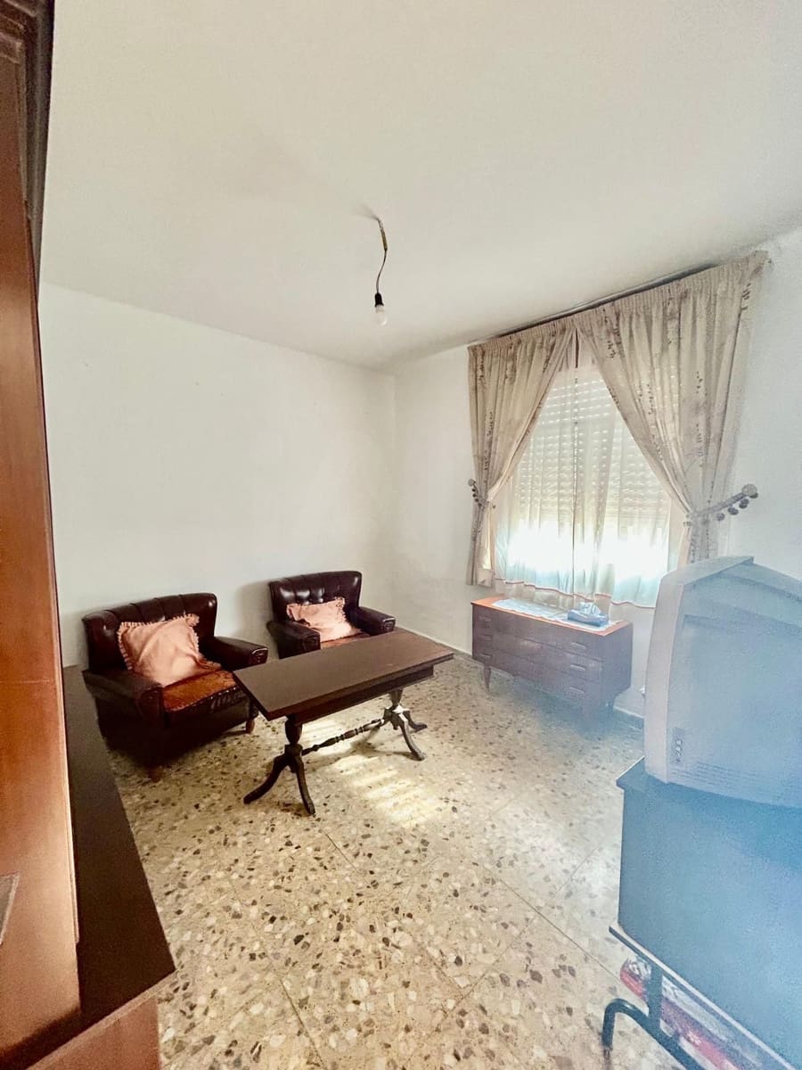 3 bedroom Townhouse for sale in Roperuelos del Paramo with garage - € 35,000 (Ref: 10114602)