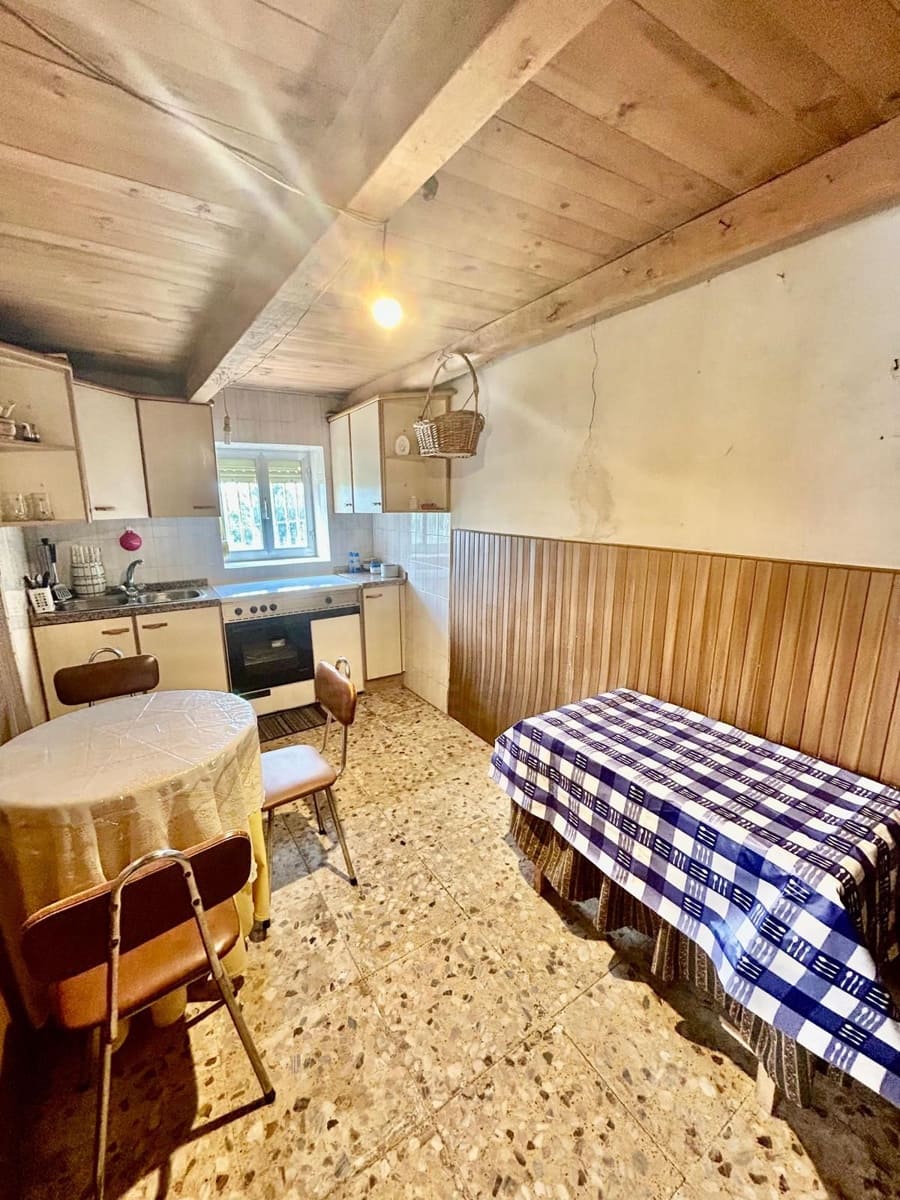 3 bedroom Townhouse for sale in Roperuelos del Paramo with garage - € 35,000 (Ref: 10114602)