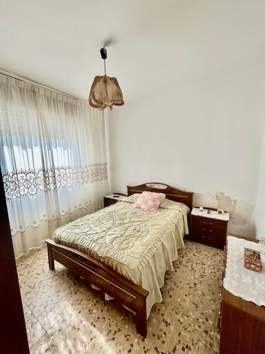 3 bedroom Townhouse for sale in Roperuelos del Paramo with garage - € 35,000 (Ref: 10114602)