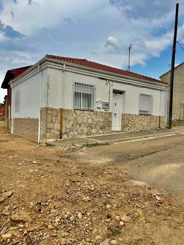 3 bedroom Townhouse for sale in Roperuelos del Páramo with garage - € 35,000 (Ref: 10114602)