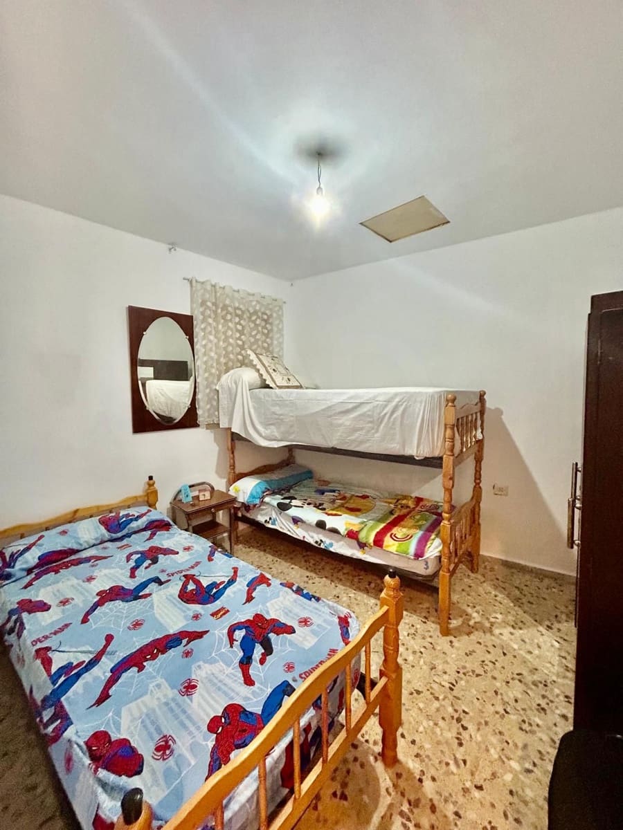 3 bedroom Townhouse for sale in Roperuelos del Paramo with garage - € 35,000 (Ref: 10114602)