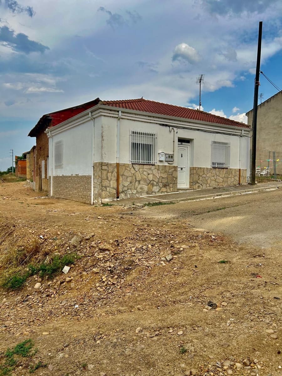 3 bedroom Townhouse for sale in Roperuelos del Paramo with garage - € 35,000 (Ref: 10114602)