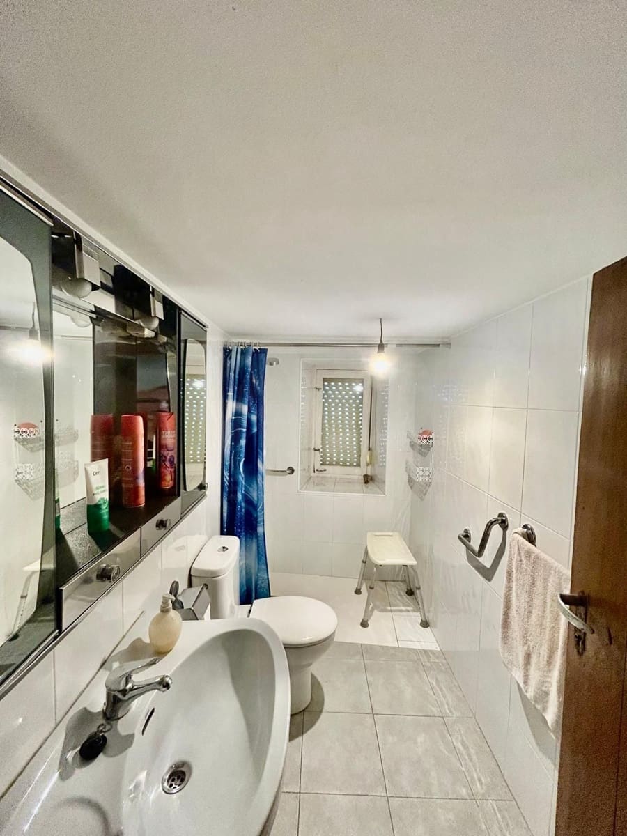 3 bedroom Townhouse for sale in Roperuelos del Paramo with garage - € 35,000 (Ref: 10114602)