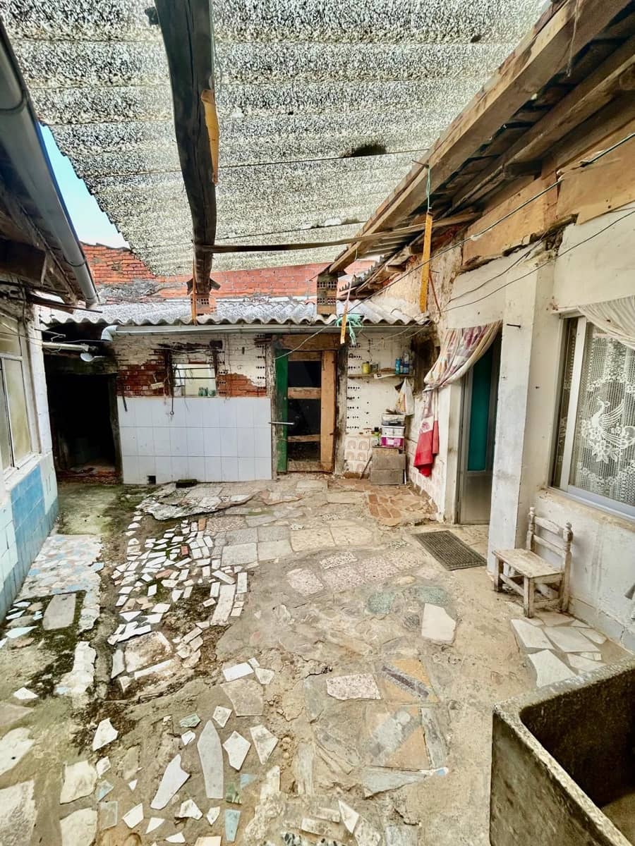 3 bedroom Townhouse for sale in Roperuelos del Paramo with garage - € 35,000 (Ref: 10114602)