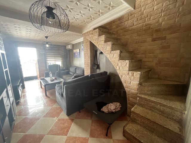4 slaapkamer Rijtjeshuis te koop in Ciudad Jardín, Málaga stad - € 364.000 (Ref: 10115691)