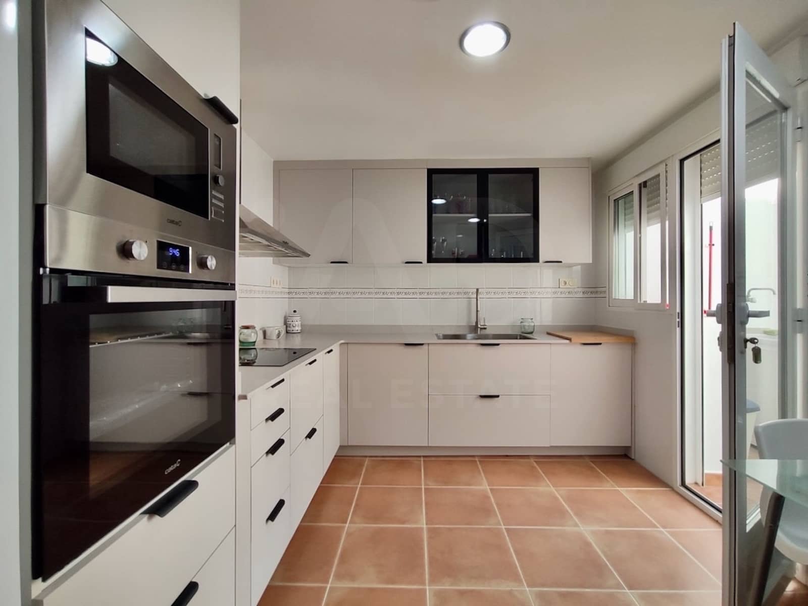 4 bedroom Villa for rent in Valencia city with garage - € 1,800 (Ref: 10119973)