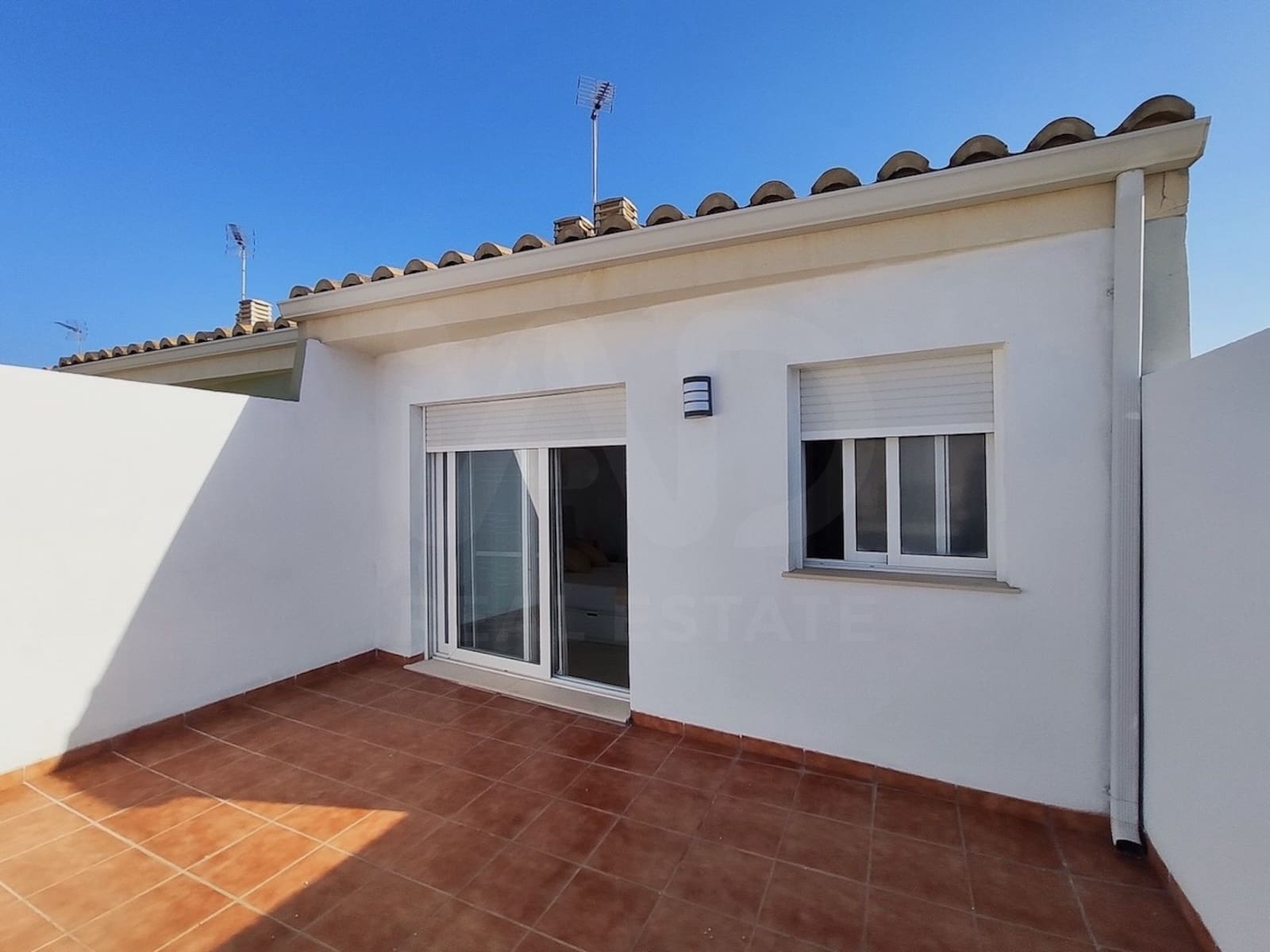 4 bedroom Villa for rent in Valencia city with garage - € 1,800 (Ref: 10119973)
