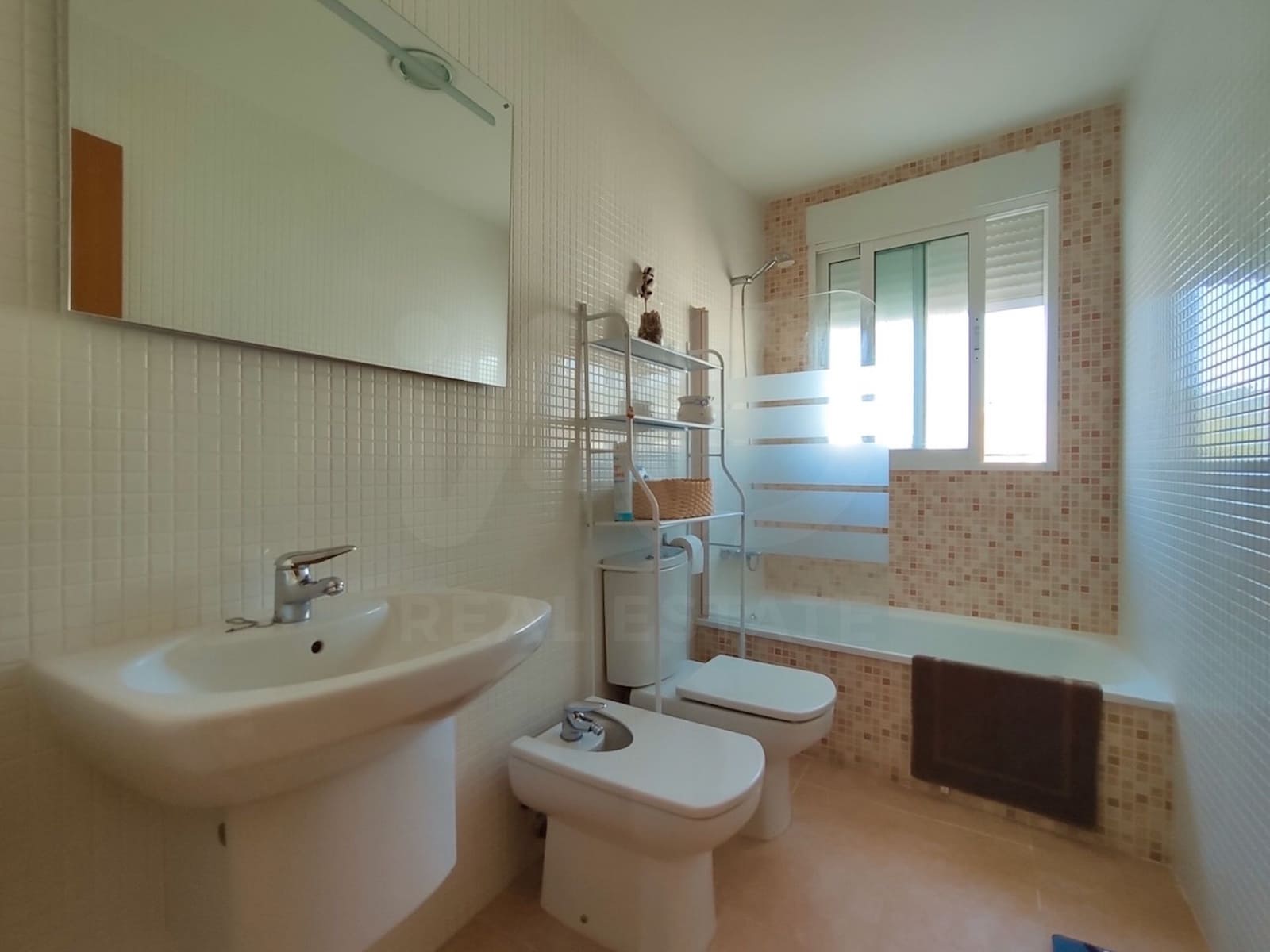 4 bedroom Villa for rent in Valencia city with garage - € 1,800 (Ref: 10119973)