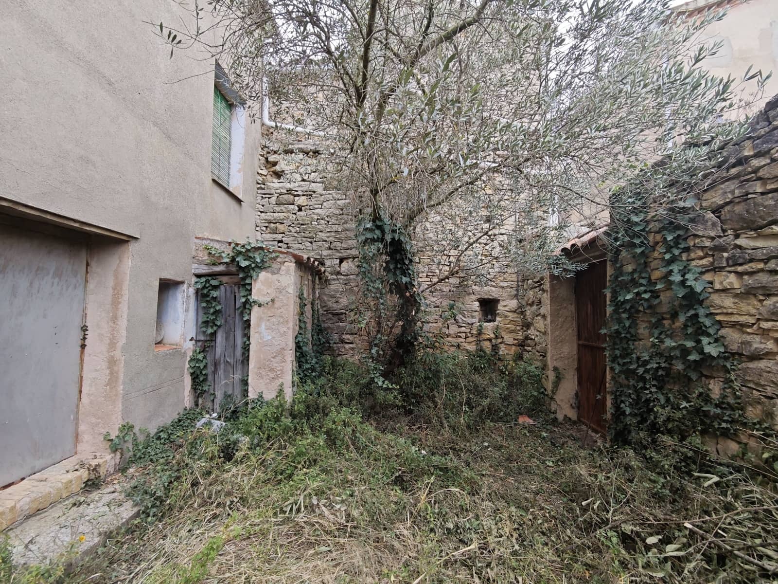 4 bedroom Townhouse for sale in Ivorra with garage - € 69,000 (Ref: 10121213)