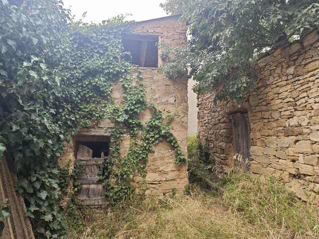 4 bedroom Townhouse for sale in Ivorra with garage - € 69,000 (Ref: 10121213)