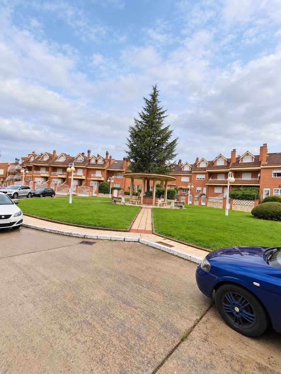 3 sypialnia Willa do wynajęcia w San Andres del Rabanedo z basenem garażem - 1 150 € (Ref: 10125031)