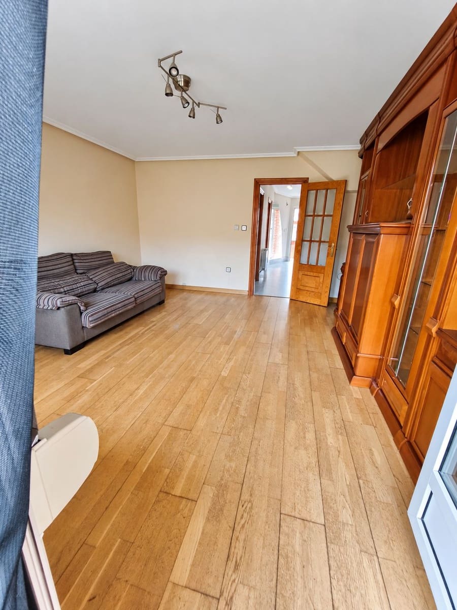 3 sypialnia Willa do wynajęcia w San Andres del Rabanedo z basenem garażem - 1 150 € (Ref: 10125031)