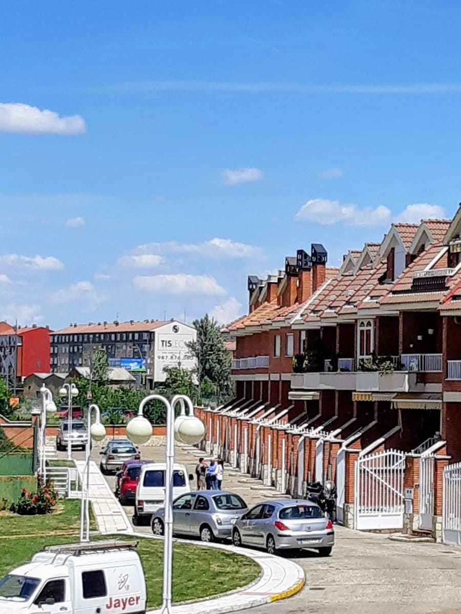 3 sypialnia Willa do wynajęcia w San Andres del Rabanedo z basenem garażem - 1 150 € (Ref: 10125031)